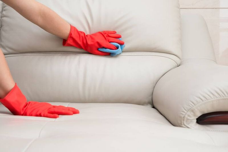 Leren meubels schoonmaken en onderhouden