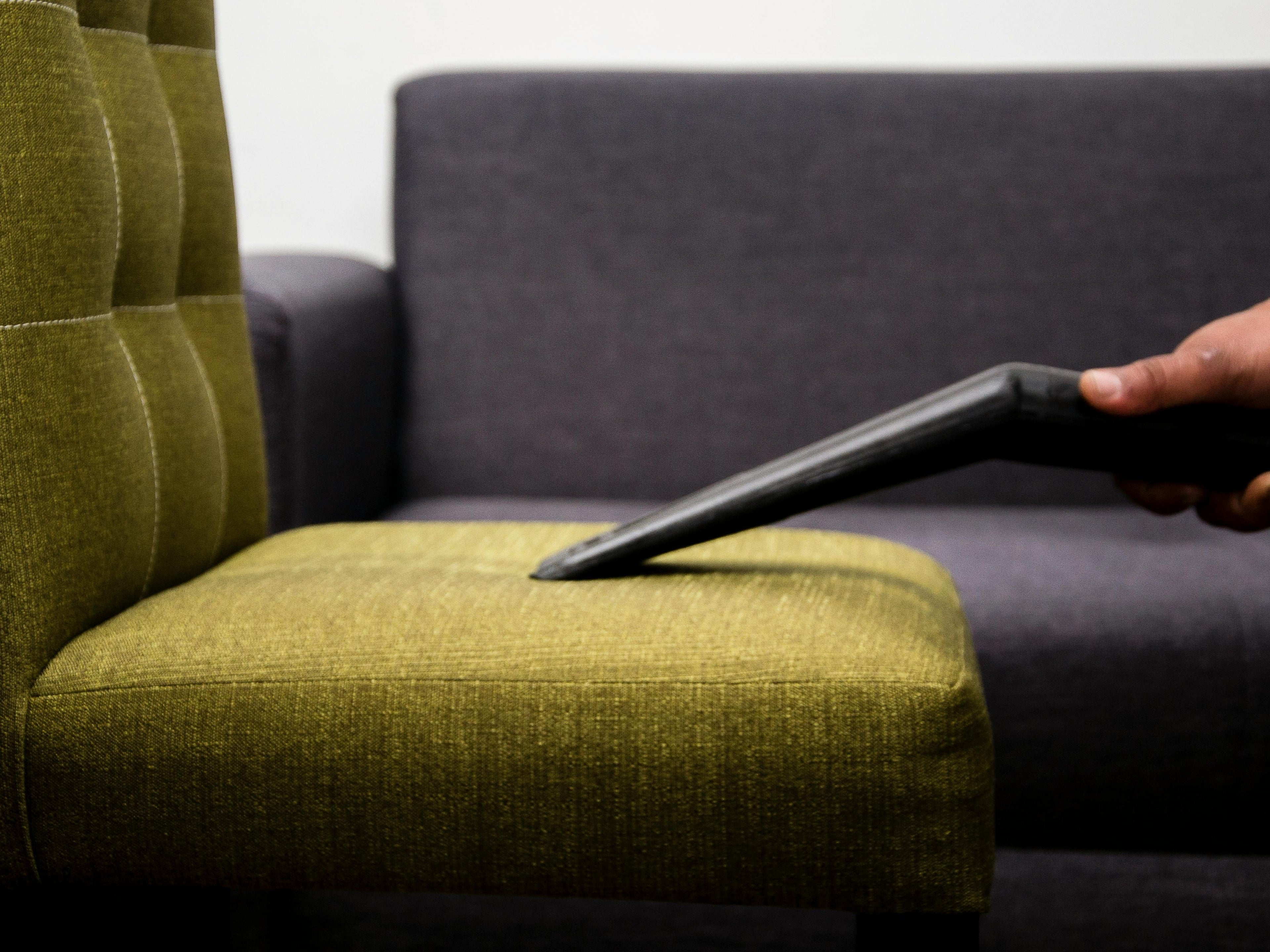 Professionele stoomreiniging voor hardnekkige vlekken op bekleding