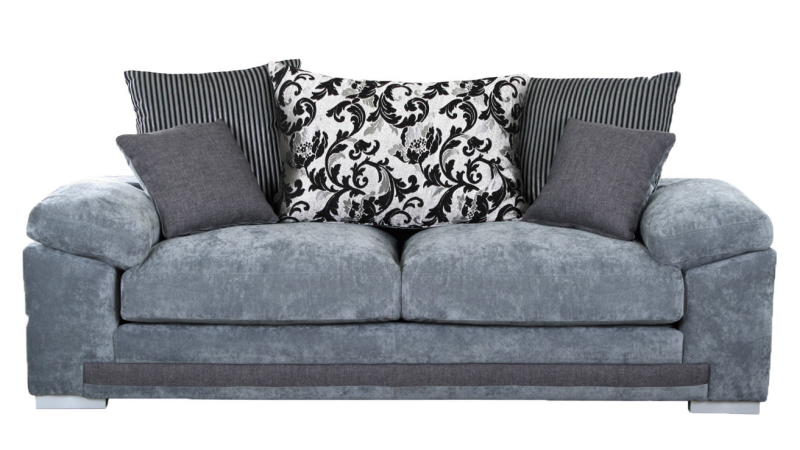 2-zits bank dieptereiniging - grijze fluwelen tweezitsbank met kussens voor vlekverwijdering.