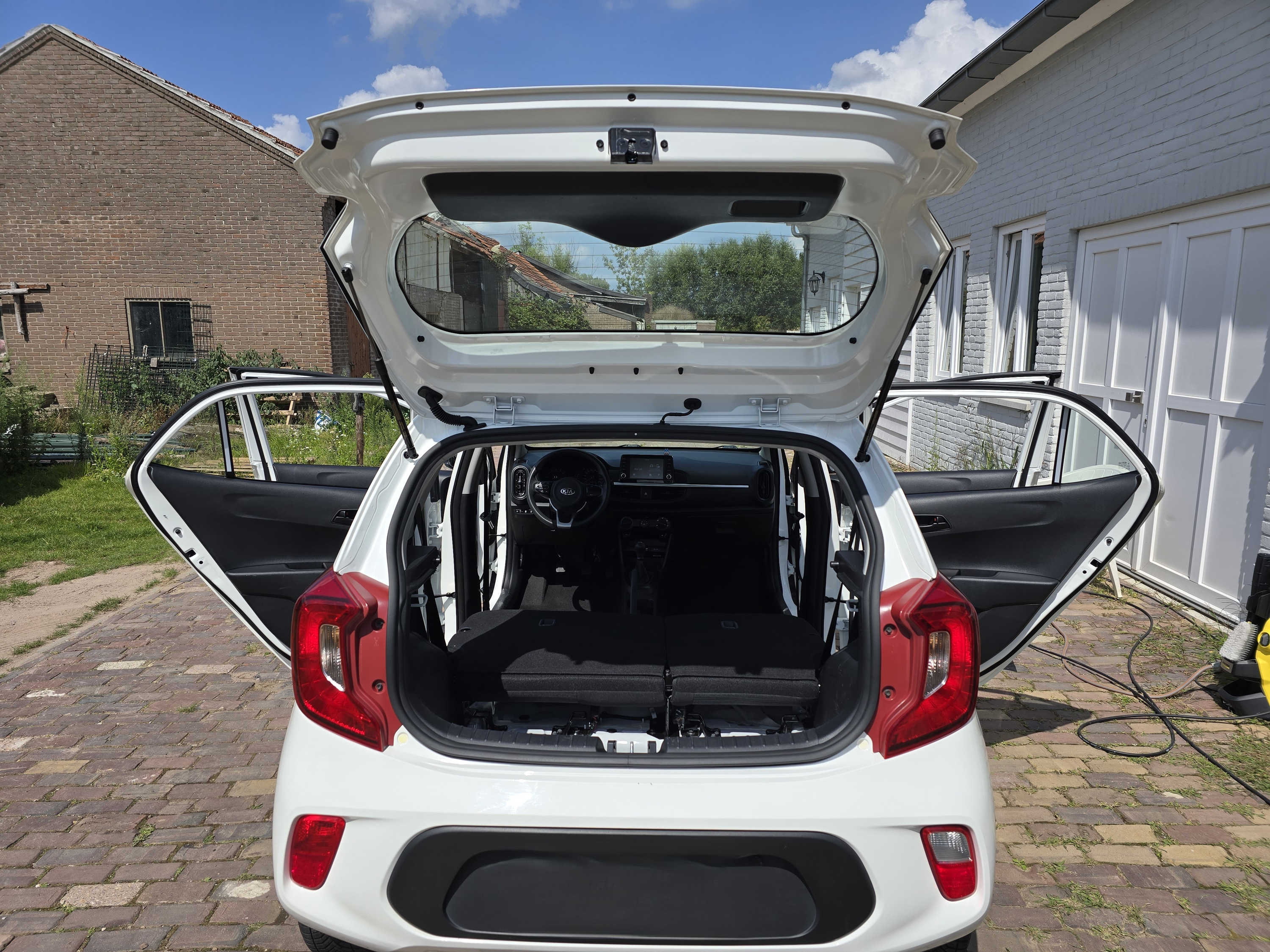 Kofferbak reiniging en interieur overzicht met verwijderde achterbank. Full detailing Kia.
