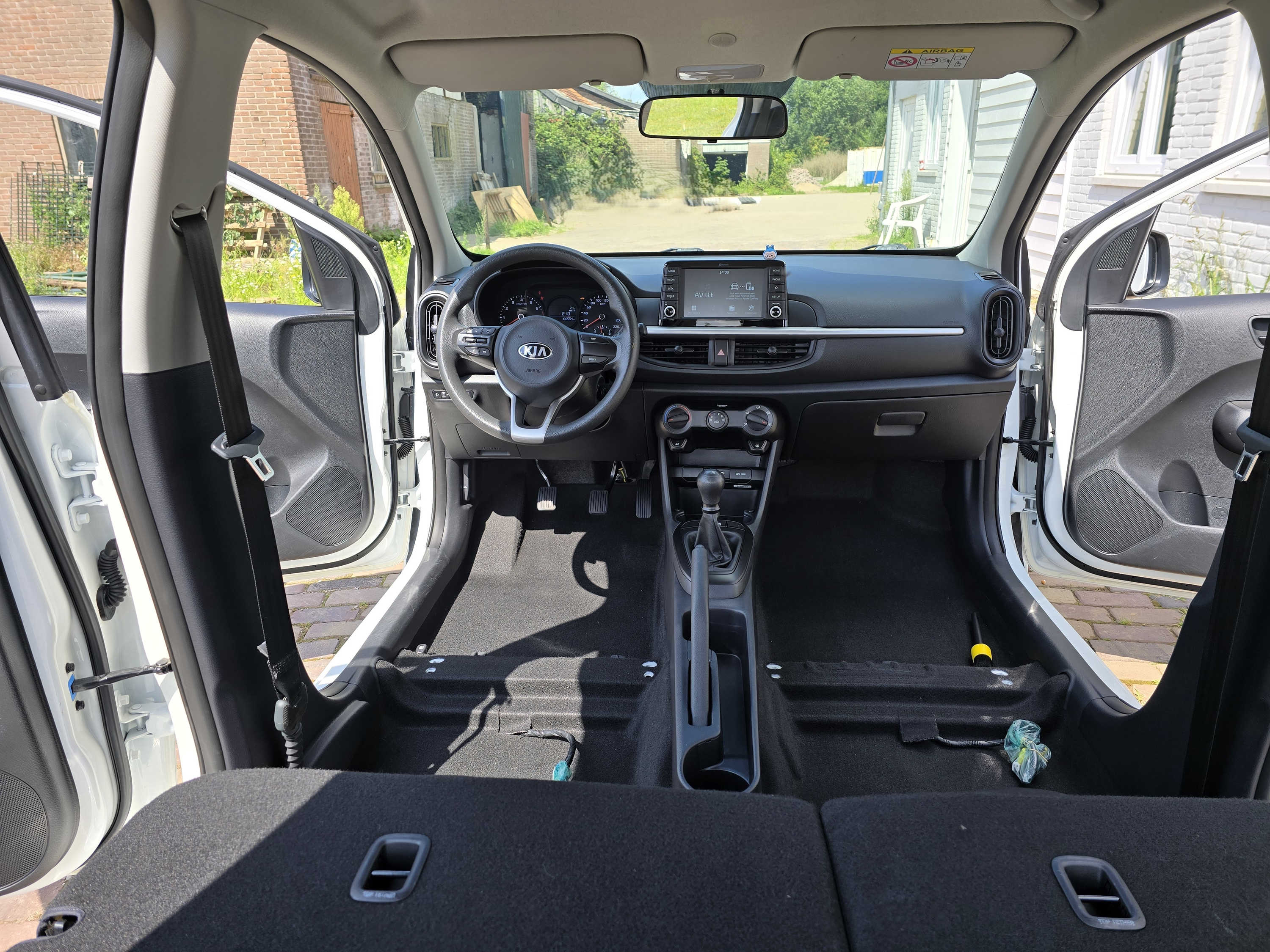 Auto interieur diepe reiniging - zicht op dashboard en vloer zonder autostoelen. Detailing voorbereiding.