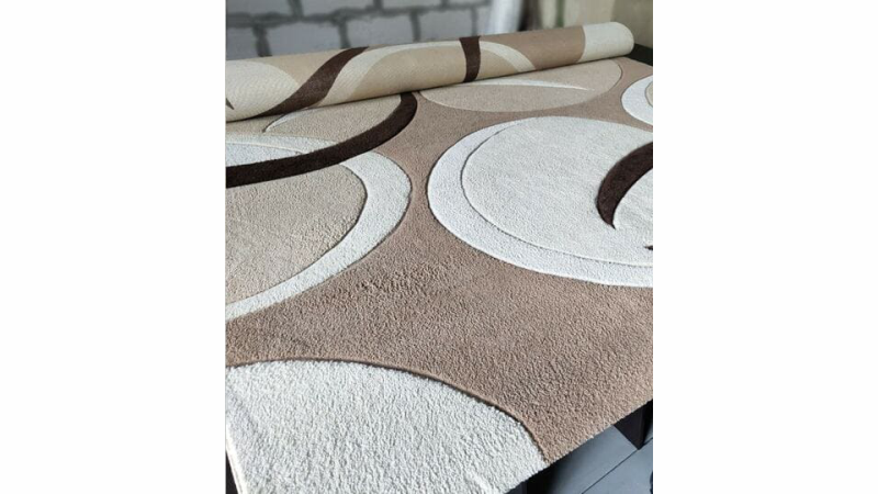 Tapijtreiniging resultaat - schoon en fris vloerkleed met modern motief. Vlekken verwijderen uit tapijt.