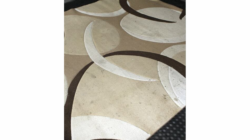 Vuil tapijt vóór reiniging bij detailgarage80. Wij verwijderen vlekken uit tapijt.